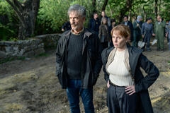 Francis Lorenzo come Torres, María Vázquez come Carrera in Il giardiniere 1x01