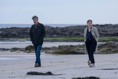 Francis Lorenzo come Torres, María Vázquez come Carrera in Il giardiniere 1x01