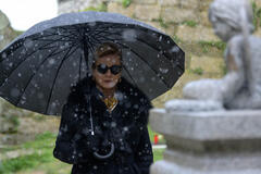 Emma Suárez come Sabela in Il giardiniere 1x01