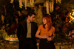 Álvaro Rico come Elmer, Catalina Sopelana come Violeta in Il giardiniere 1x01