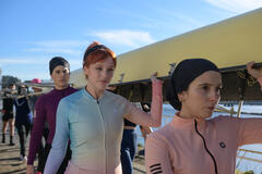 Isabel Garrido come Catuxa, Catalina Sopelana come Violeta, Candela Solé come Lúa in Il giardiniere 1x01