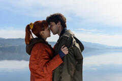 Catalina Sopelana come Violeta, Álvaro Rico come Elmer in Il giardiniere 1x01