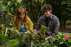 Catalina Sopelana come Violeta, Álvaro Rico come Elmer in Il giardiniere 1x04