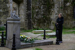 Emma Suárez come Sabela in Il giardiniere 1x05