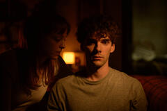 Catalina Sopelana come Violeta, Álvaro Rico come Elmer in Il giardiniere Stagione 1