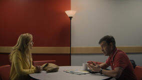 Ellen Pompeo e Mark Duplass in Good American Family 1x01