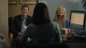 Mark Duplass e Ellen Pompeo in Good American Family 1x01