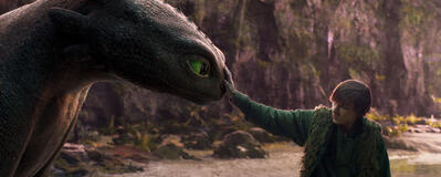 Mason Thames (dx) come Hiccup con il suo drago Night Fury, Toothless nel live action How to Train Your Dragon