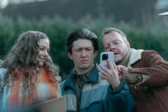 Maximilian Mundt come Moritz (centro) in Come vendere droga online (in fretta) 4x01