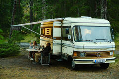 Luna Wedler e Edgar Selge in La Fossa delle Marianne di Eileen Byrne - Immagine dal set