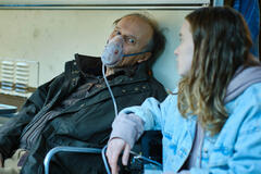 Edgar Selge e Luna Wedler in La Fossa delle Marianne di Eileen Byrne - Immagine dal set