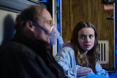 Edgar Selge e Luna Wedler in La Fossa delle Marianne di Eileen Byrne - Immagine dal set