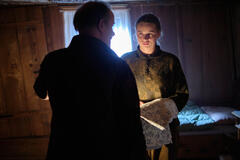 Edgar Selge e Luna Wedler in La Fossa delle Marianne di Eileen Byrne - Immagine dal set