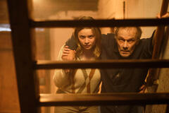 Luna Wedler e Edgar Selge in La Fossa delle Marianne di Eileen Byrne - Immagine dal set