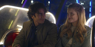 Zac (Michael Cimino), Alicia (Mia Healey) in Motorheads - Stagione 1 - Immagine dal set