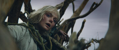 Thia (Elle Fanning) in Predator: Badlands