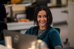 Chelsea Muirhead come Sophie Chan in Pulse 1x01