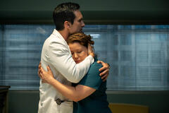 (S-D) Néstor Carbonell come Dr. Ruben Soriano e Justina Machado come Dr. Natalie Cruz in Pulse 1x02