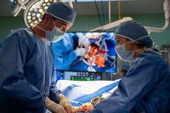 (S-D) Jack Bannon come Tom Cole e Chelsea Muirhead come Sophie Chan in Pulse 1x02