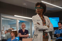 Charlayne Woodard come Dr. Lucy Broussard in Pulse 1x04