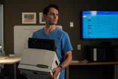 Colin Woodell come Xander Phillips in Pulse 1x04