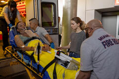 (S-D) Chris Mulkey come Matty e Willa Fitzgerald come Danny Simms in Pulse 1x06