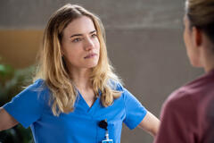 (S-D) Willa Fitzgerald come Danny Simms e Jessica Rothe come Cass Himmelstein in Pulse 1x07