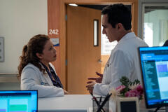 (S-D) Justina Machado come Dr. Natalie Cruz e Néstor Carbonell come Dr. Ruben Soriano in Pulse 1x09