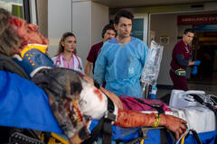 (S-D) Daniela Nieves come Camila Perez, Arturo Del Puerto come Luis Dominguez, Colin Woodell come Xander Phillips e Santiago Segura come Gabriel Moreno in Pulse 1x09