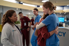 (S-D) Justina Machado come Dr. Natalie Cruz, Sophia Torres come Vero Cruz, e Willa Fitzgerald come Danny Simms in Pulse 1x10