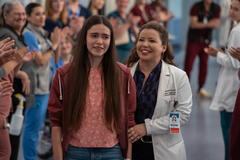 (S-D) Sophia Torres come Vero Cruz e Justina Machado come Dr. Natalie Cruz in Pulse 1x10