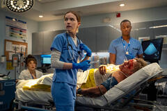 (S-D) Jessy Yates come Harper Simms, Willa Fitzgerald come Danny Simms, e Jessie T. Usher come Sam Elijah in Pulse 1x10