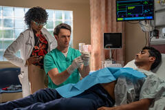 (S-D) Charlayne Woodard come Dr. Lucy Broussard e Colin Woodell come Xander Phillips in Pulse 1x10