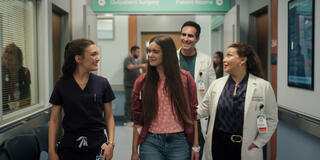 (S-D) Daniela Nieves come Camila Perez, Sophia Torres come Vero Cruz, Néstor Carbonell come Dr. Ruben Soriano, e Justina Machado come Dr. Natalie Cruz in Pulse 1x10