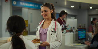 Chelsea Muirhead come Sophie Chan in Pulse 1x06