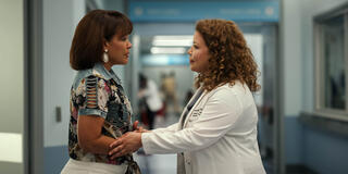 (S-D) Jackie Nova come Vilma e Justina Machado come Dr. Natalie Cruz in Pulse 1x06