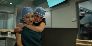 (S-D) Chelsea Muirhead come Sophie Chan e Daniela Nieves come Camila Perez in Pulse 1x07