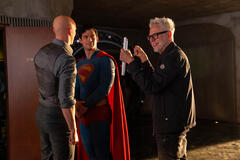 (S-D) Nicholas Hoult come Lex Luthor, David Corenswet come Superman e il regista James Gunn sul set del film Superman
