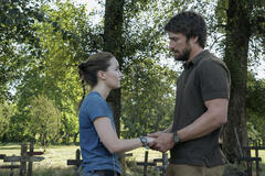 Kaitlyn Dever, Spencer Lord in The Last of Us 2x01