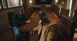 Ron Howard e Anthony Mackie in The Studio 1x03