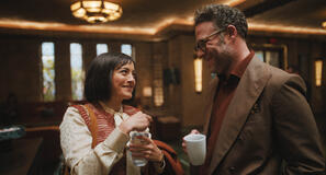 Chase Sui Wonders e Seth Rogen in The Studio 1x05