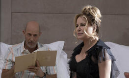 Jon Gries come Greg Hunt, Jennifer Coolidge come Tanya McQuoid-Hunt in The White Lotus 2x01