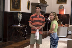 Adam DiMarco, Haley Lu Richardson in The White Lotus 2x02