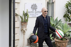 Jon Gries in The White Lotus 2x02