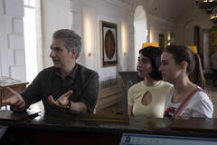 Michael Imperioli come Dominic Di Grasso, Simona Tabasco come Lucia, Beatrice Grannò come Mia in The White Lotus 2x02