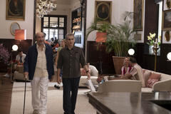 Murray Abraham, Michael Imperioli in The White Lotus 2x02