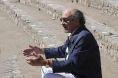 Murray Abraham in The White Lotus 2x02