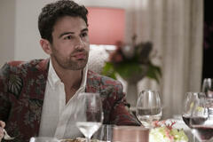 Theo James come Cameron Sullivan in The White Lotus 2x02