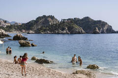 Beatrice Granno, Adam DiMarco, Simona Tabasco in The White Lotus 2x04