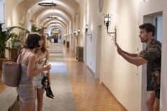 Simona Tabasco, Beatrice Granno, Theo James in The White Lotus 2x04